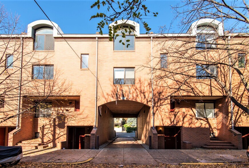 Building Photo - 327 Monroe St