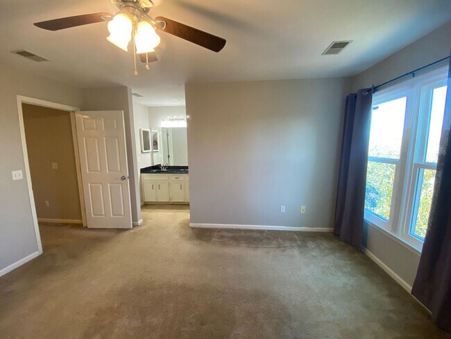 Building Photo - Great Location with a River View!