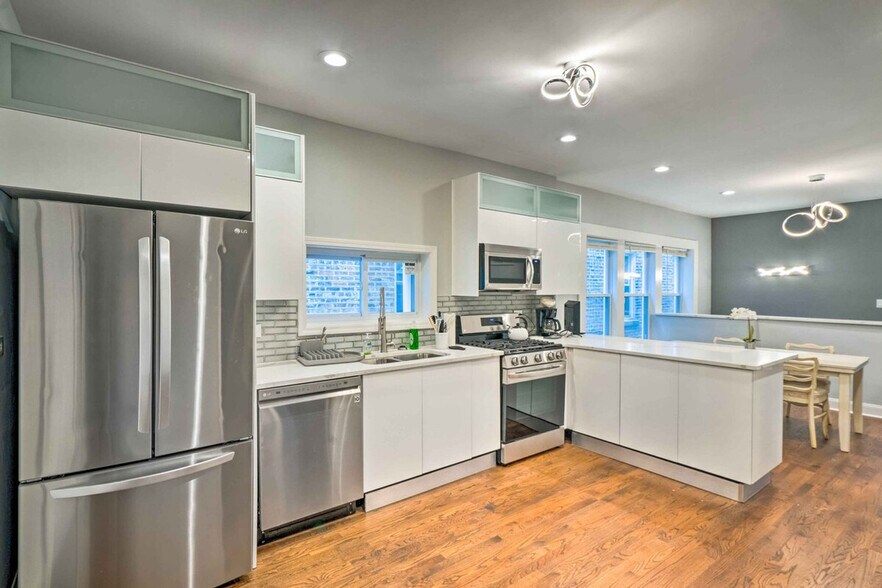 Building Photo - 7931 S Eberhart Ave