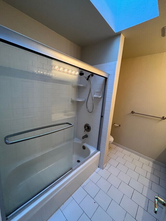 Building Photo - *Holiday Move In Special, $500 Off First Month's Rent! Large 4 bedroom/ 2.5 Bathroom Home for Ren...