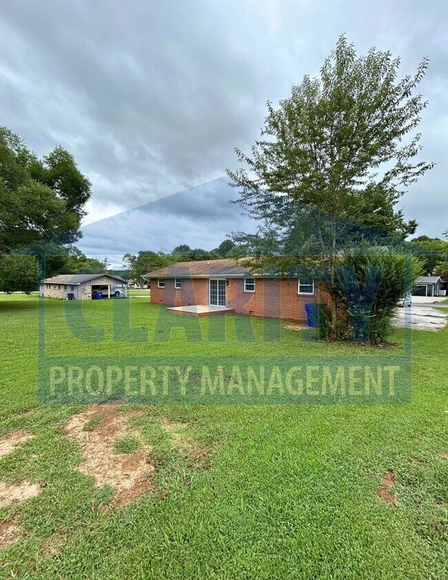 Building Photo - Updated ranch-style home in great neighbor...
