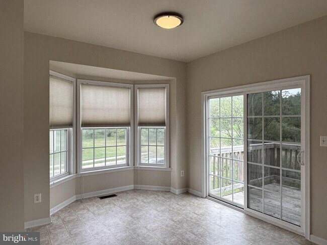 Building Photo - 301 Klee Dr