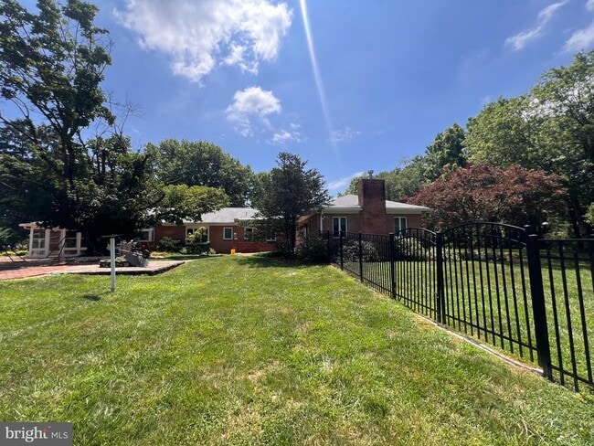 Building Photo - 245 Treeline Dr