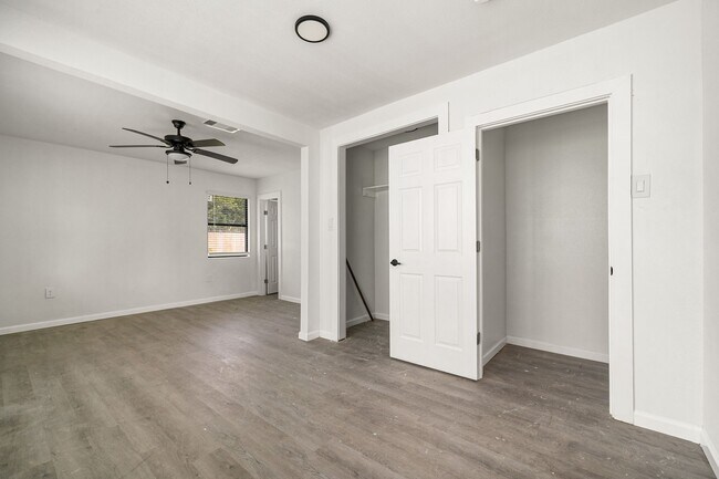 Building Photo - 404 Glenmore Dr