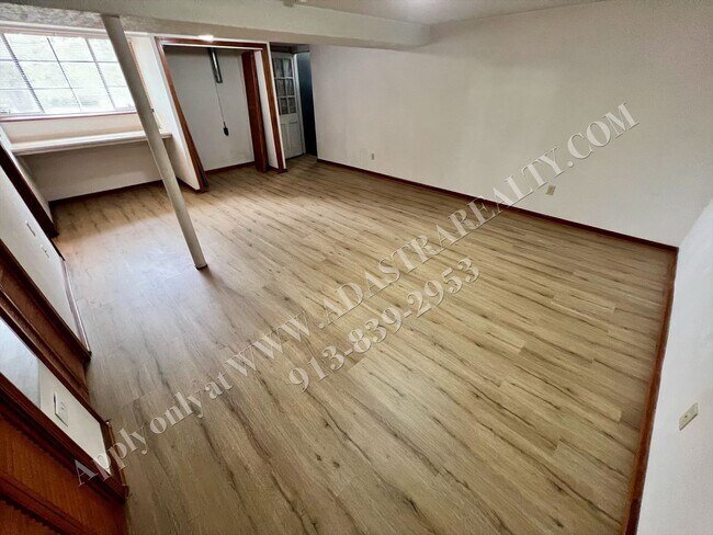 Building Photo - Darling 4 Bed 2 Bath Ranch in Olathe-Available NOW!!