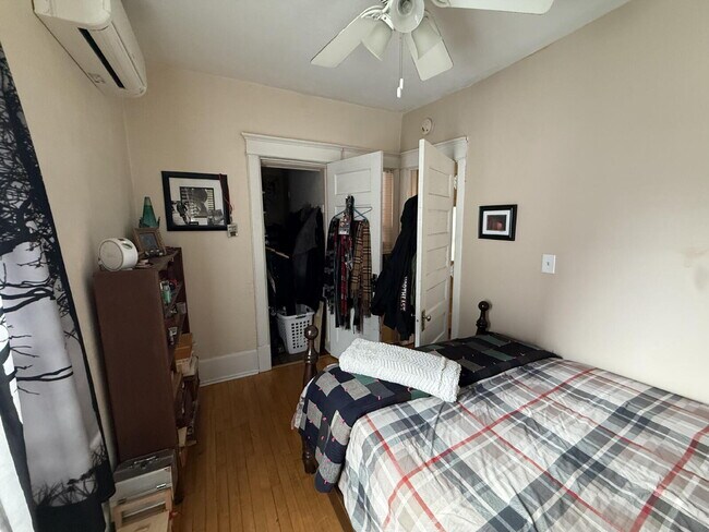 Building Photo - Private Second Floor one bedroom flat in Historic Lowry Hill - Walking distance to transit and la...