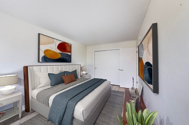 Building Photo - 600 S York St