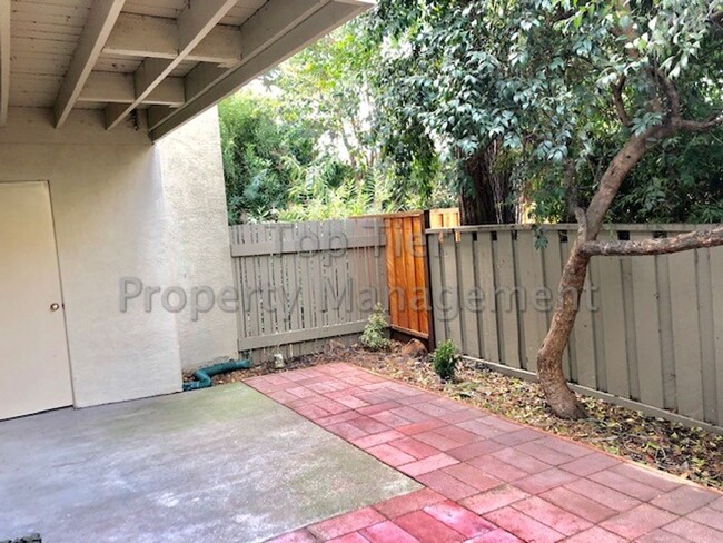 Building Photo - Meticulously renovated 2 Bd/1 Ba, 889 sf, ...