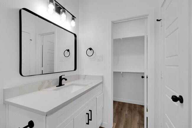 Building Photo - 104 Runnels St