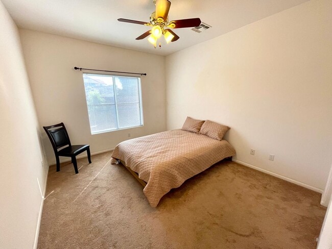 Building Photo - Large 2 Bedroom Home off the Parkway!