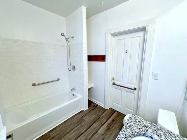 NEW TUB/SHOWER - 1539 N Jackson St