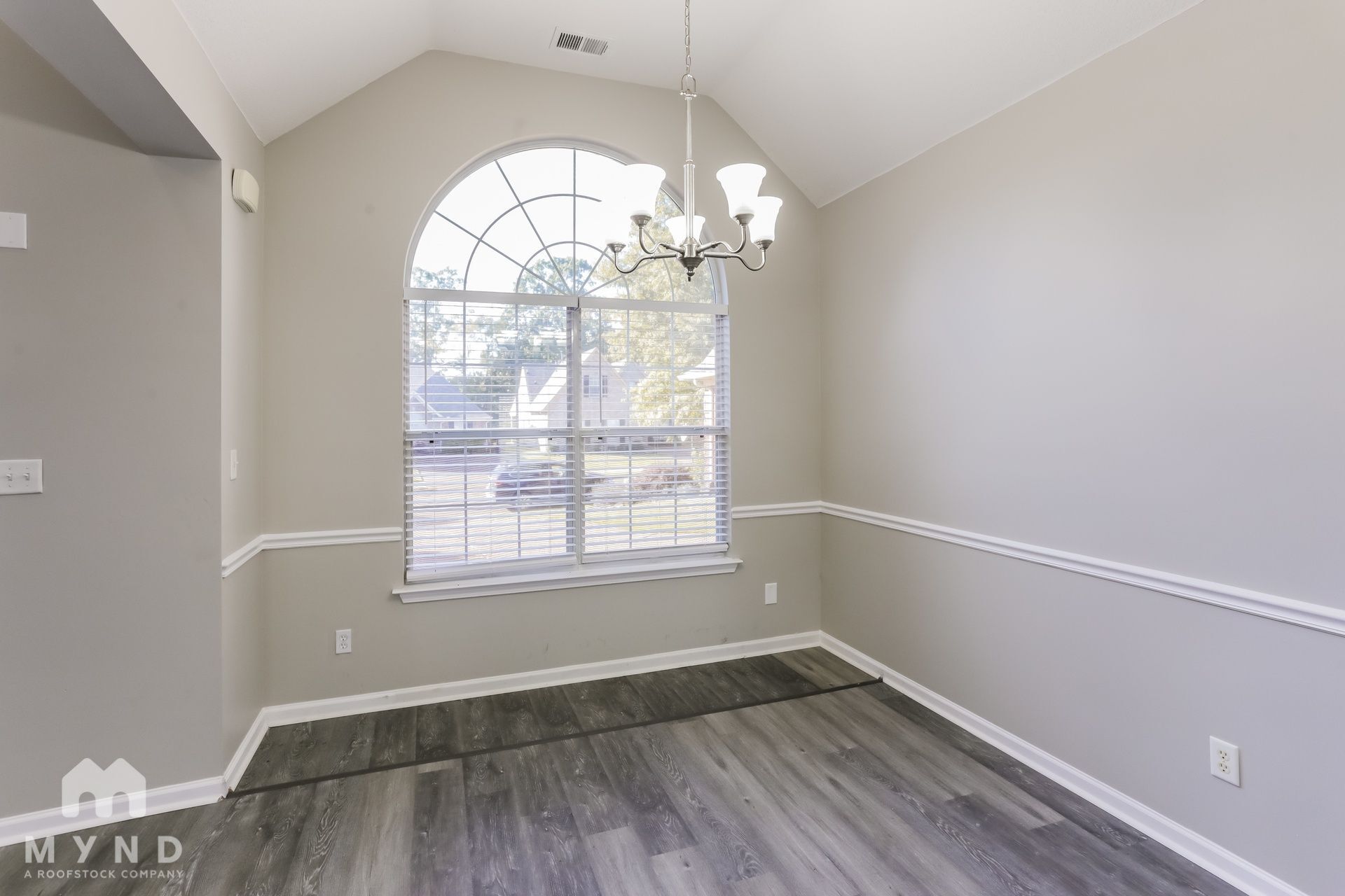 Building Photo - 540 Classic Dr N