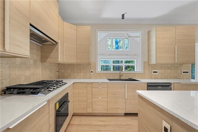 Building Photo - 2740 Stonehill Way