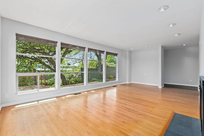 Building Photo - Classic Mid-Century Modern Air Conditioned...