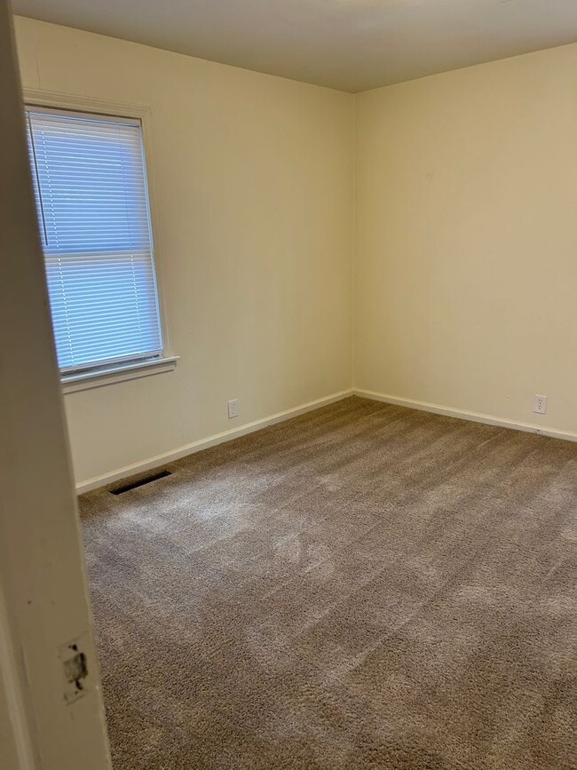 Building Photo - 3 Bedroom 2 Full Bath Home