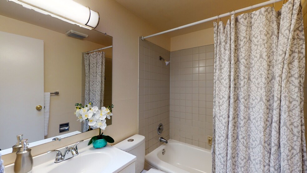 Main bathroom - 12405 NE 109th Pl