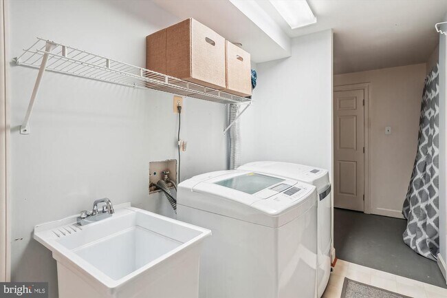 Building Photo - 8300 Centerbrook Pl