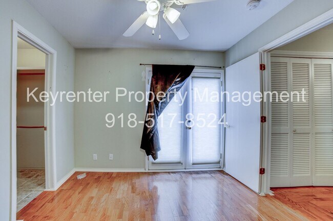Building Photo - Riverview - Stunning 2 bed 2 bath Townhouse Great Location