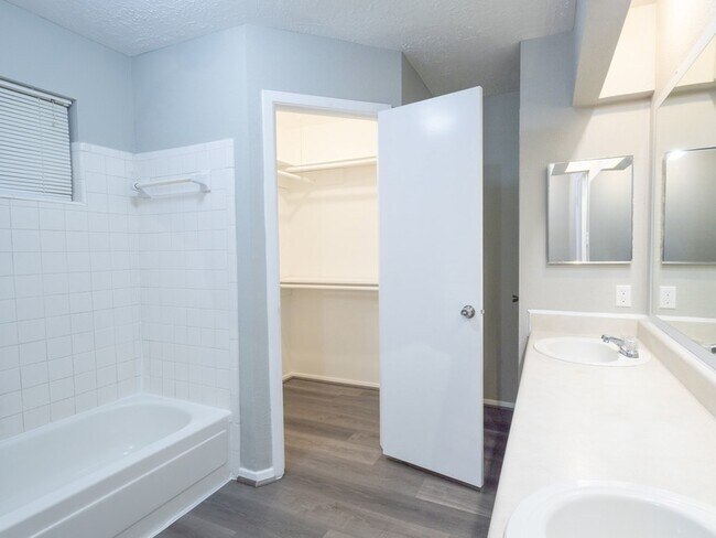 Building Photo - 6542 Bridgegate Dr