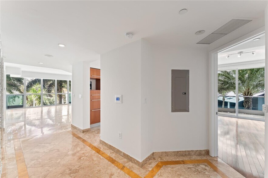 Building Photo - 1331 Brickell Bay Dr