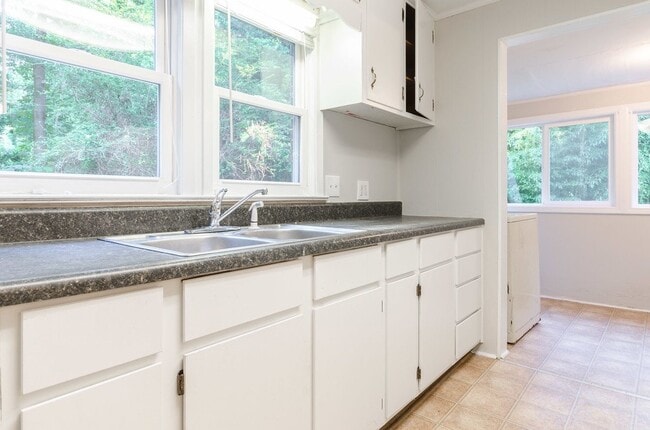 Building Photo - 1233 Cheshire Ave