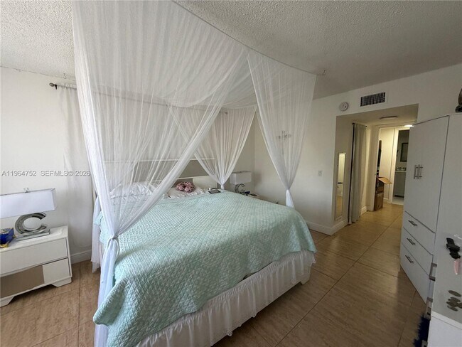 Building Photo - 13685 NE 10th Ave