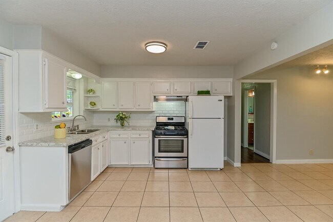 Building Photo - 8409 Bob White Dr