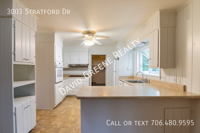 Building Photo - 3003 Stratford Dr