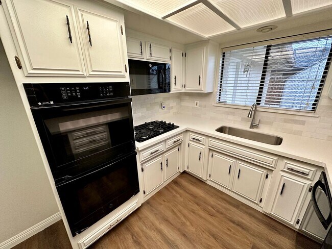 Building Photo - 9913 Spring Oak Dr