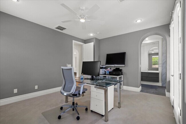 Building Photo - Stunning 5-Bedroom Home & Expansive Entertaining Areas in Red Rock Country Club