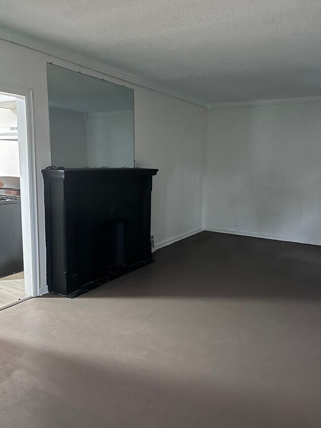 Building Photo - Charming 2-Bedroom Upper Unit – Spacious L...