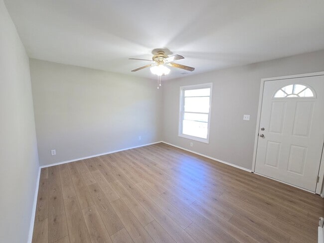 Building Photo - Newly Renovated 3 Bedroom Home – Modern Co...