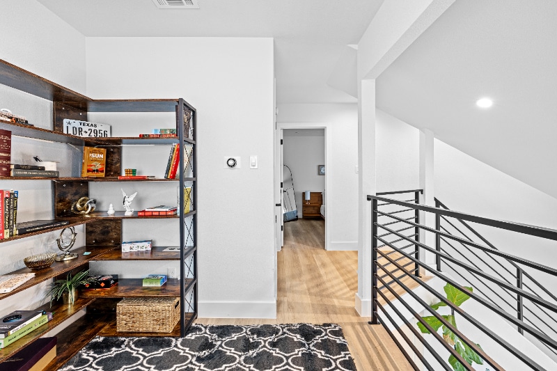 Building Photo - 1903 Albury Cove