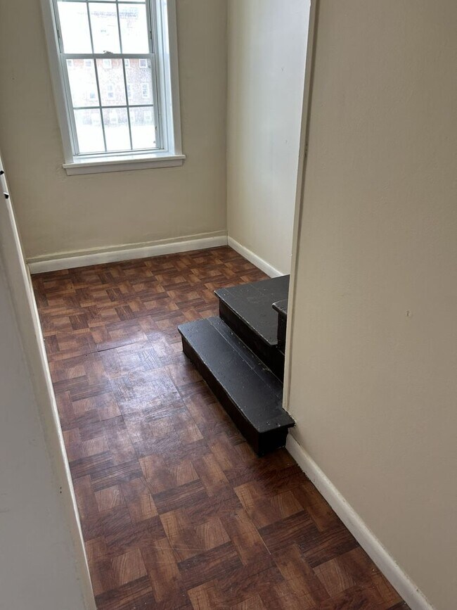 Building Photo - 4 Bed 2 Bath