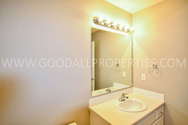Building Photo - 3 Bedroom Home in West Des Moines