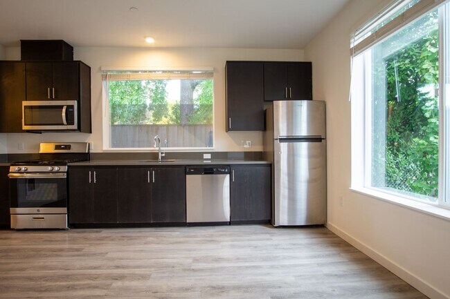 Building Photo - APPS ARE ON US! Rare 3 Bed, 2 Bath Townhou...