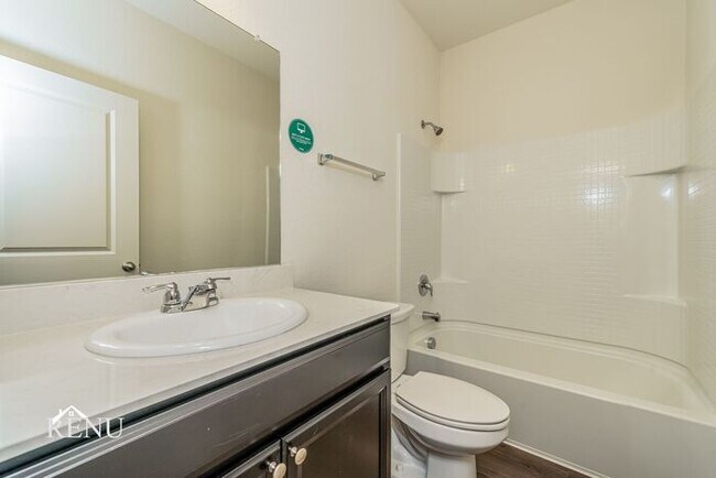 Building Photo - 527 London Dr