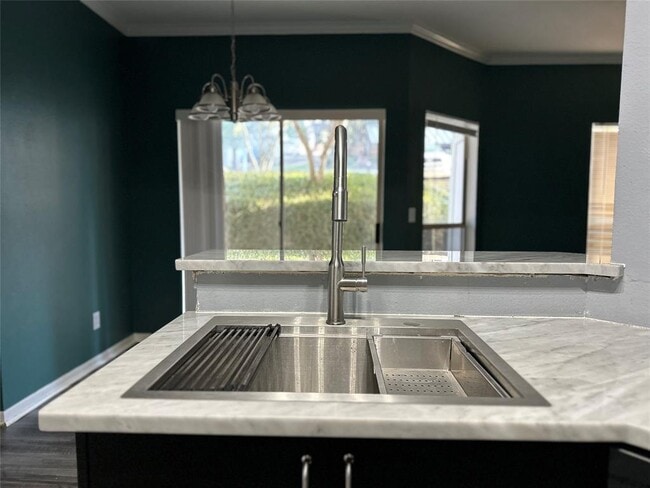 Building Photo - 6000 Shepherd Mountain Cove