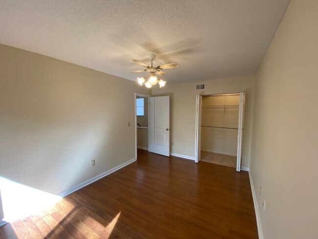 Building Photo - 449 Hickory Hill Dr