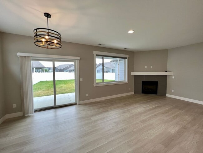 Building Photo - 3 Bed 2 Bath Beautiful Westend Home!