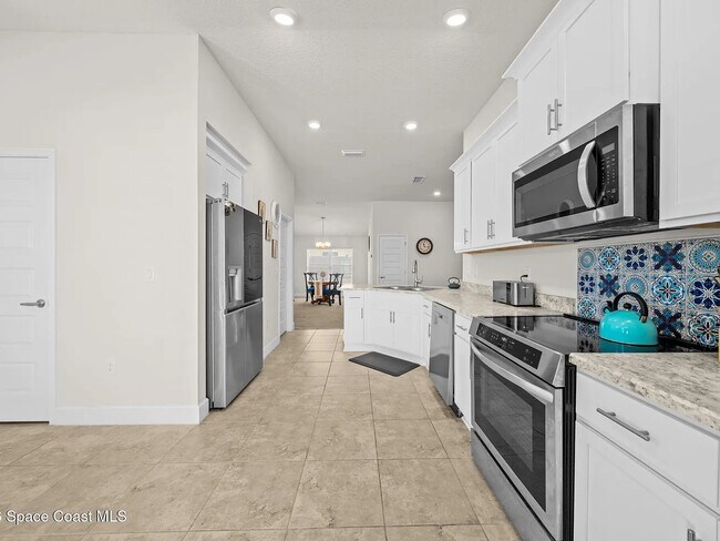 Building Photo - 695 Lantana St