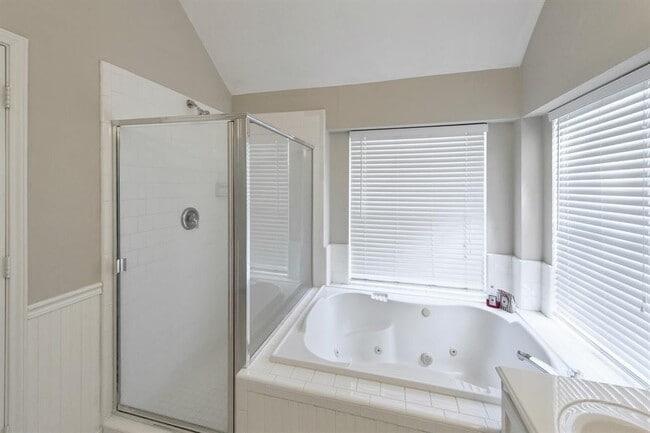 Building Photo - 7211 Bethany Bay Dr
