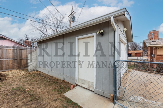 Building Photo - 2210 W Columbine Ln