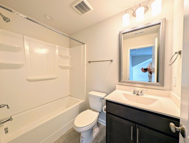 Building Photo - Stunning 4BR/3.5BA End Unit Townhome in Wa...