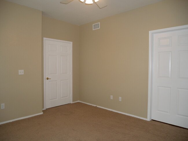 Building Photo - Great 2 Bedroom Condo in Gated Community. ...