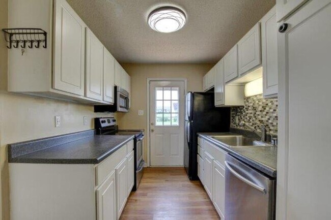 Building Photo - 207 Ruf Dr