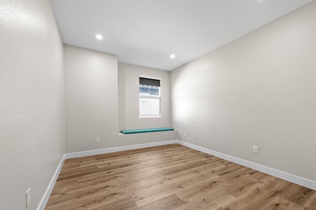 Building Photo - 9204 S Nobel Way