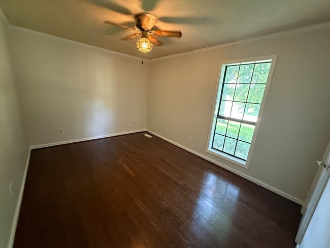 Building Photo - 102 Hickory Hill Dr
