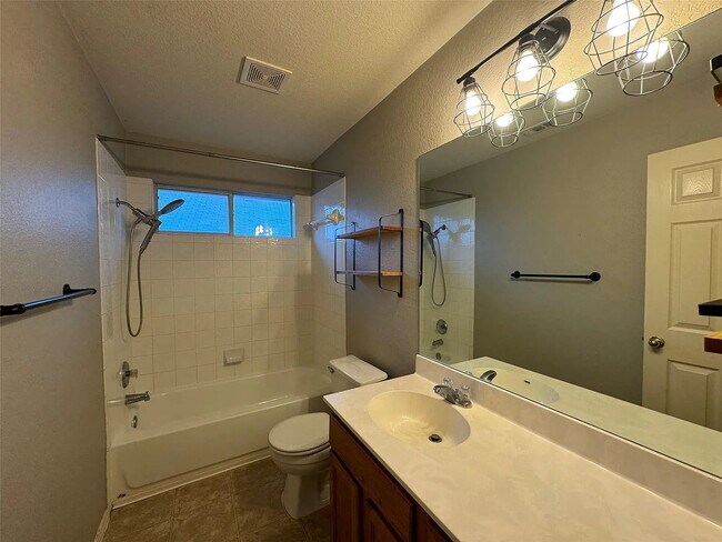Building Photo - "Charming 3-Bedroom Retreat in Kyle, TX with Spacious Living and Modern Comforts!"