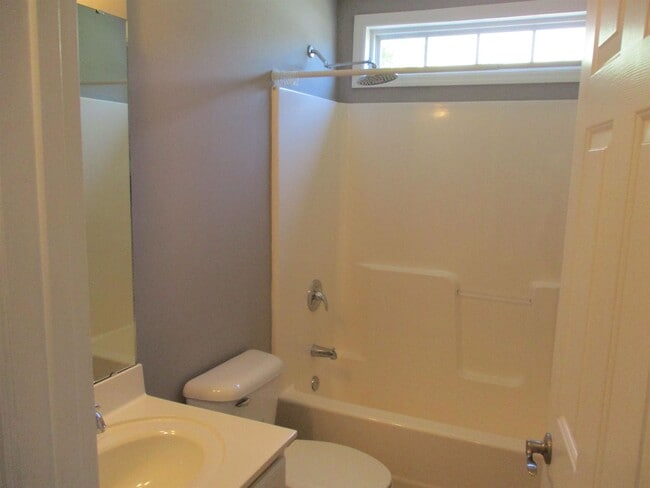 Building Photo - 2808 Blue Bell Ln
